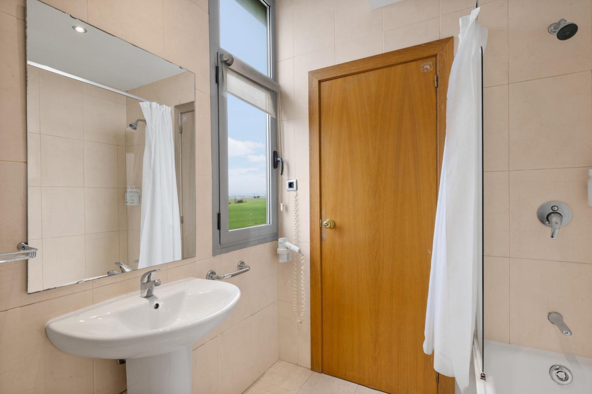 Mollet del Vallès B&B Hotel Barcelona Mollet Porta De Gallecs מראה חיצוני תמונה